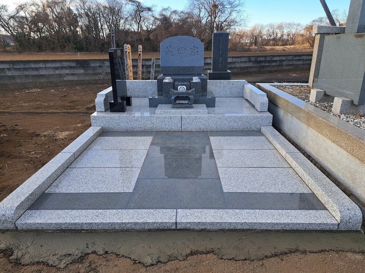 開眼供養と納骨供養を行う